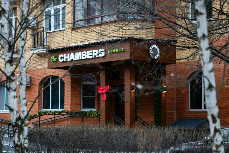 Фасад дома с вывеской The Chambers Lounge